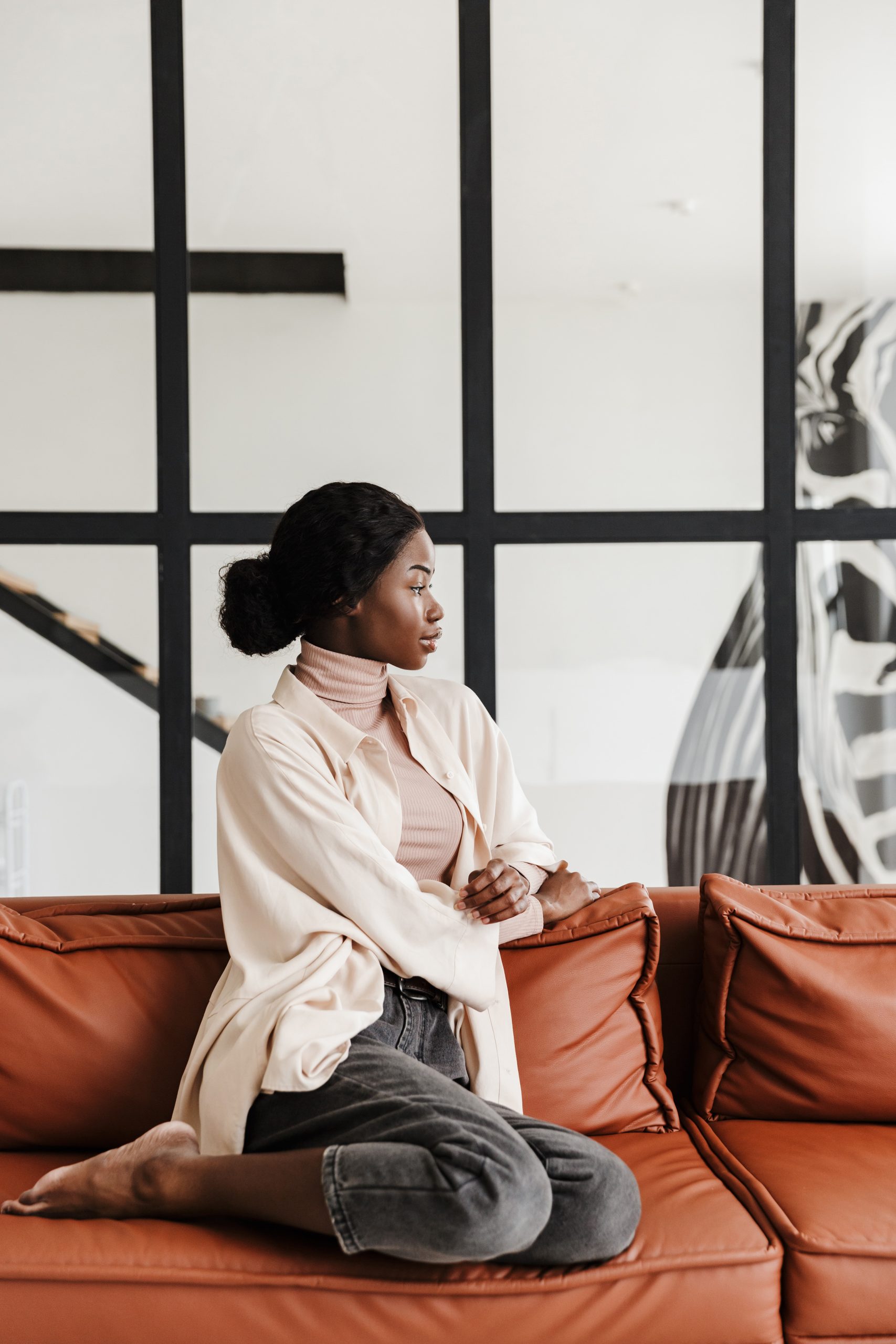 attractive-young-smiling-african-woman-sitting-on-2025-02-15-08-33-53-utc